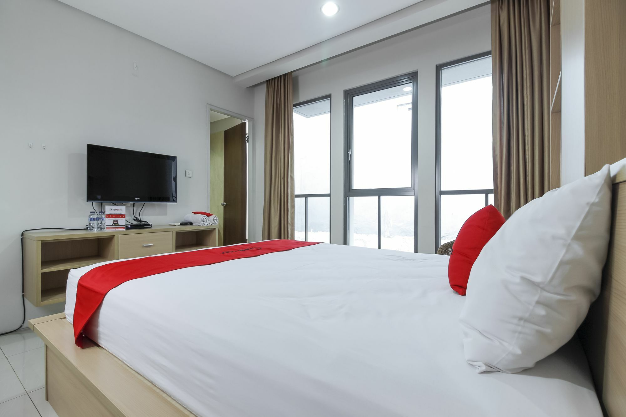Отель Reddoorz @ Patal Senayan 4 Джакарта Экстерьер фото